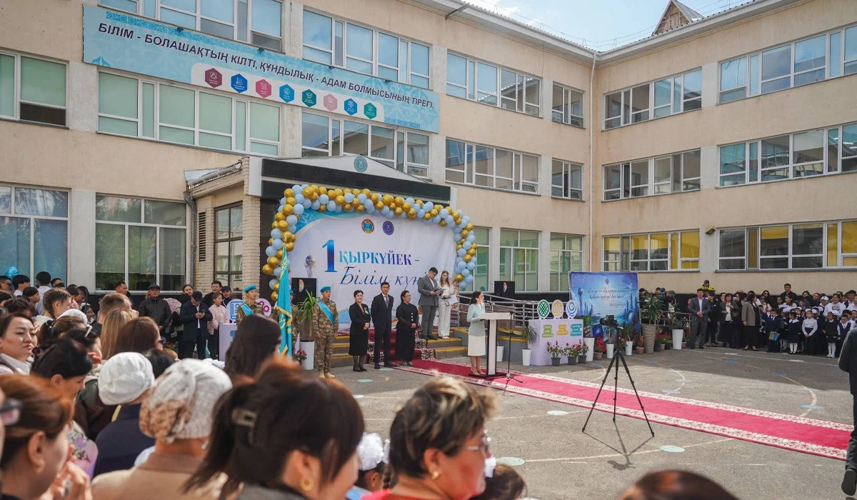 Құрылтай депутаттары оқушылар мен ұстаздарды Білім күнімен құттықтады