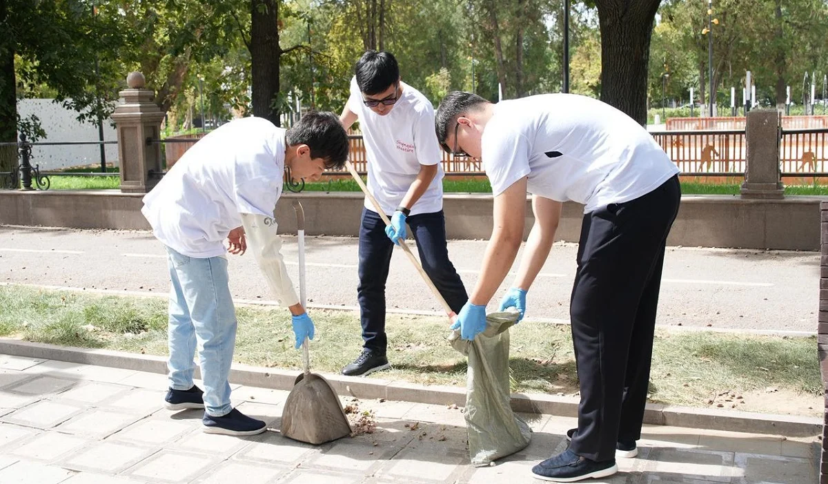 «Таза Қазақстан»: Шымкентте студенттер саябақтарды тазалады