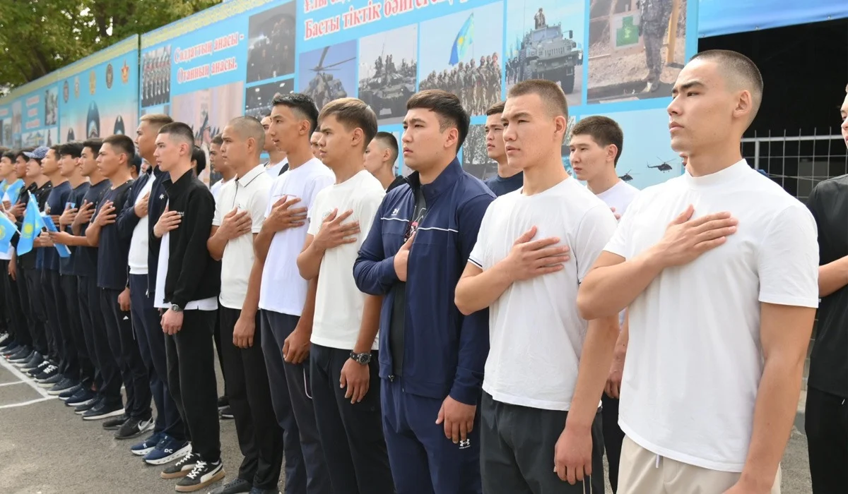 Шымкентте 23 жас жігіт әскерге аттанды: оларды жақындары сән-салтанатымен шығарып салды