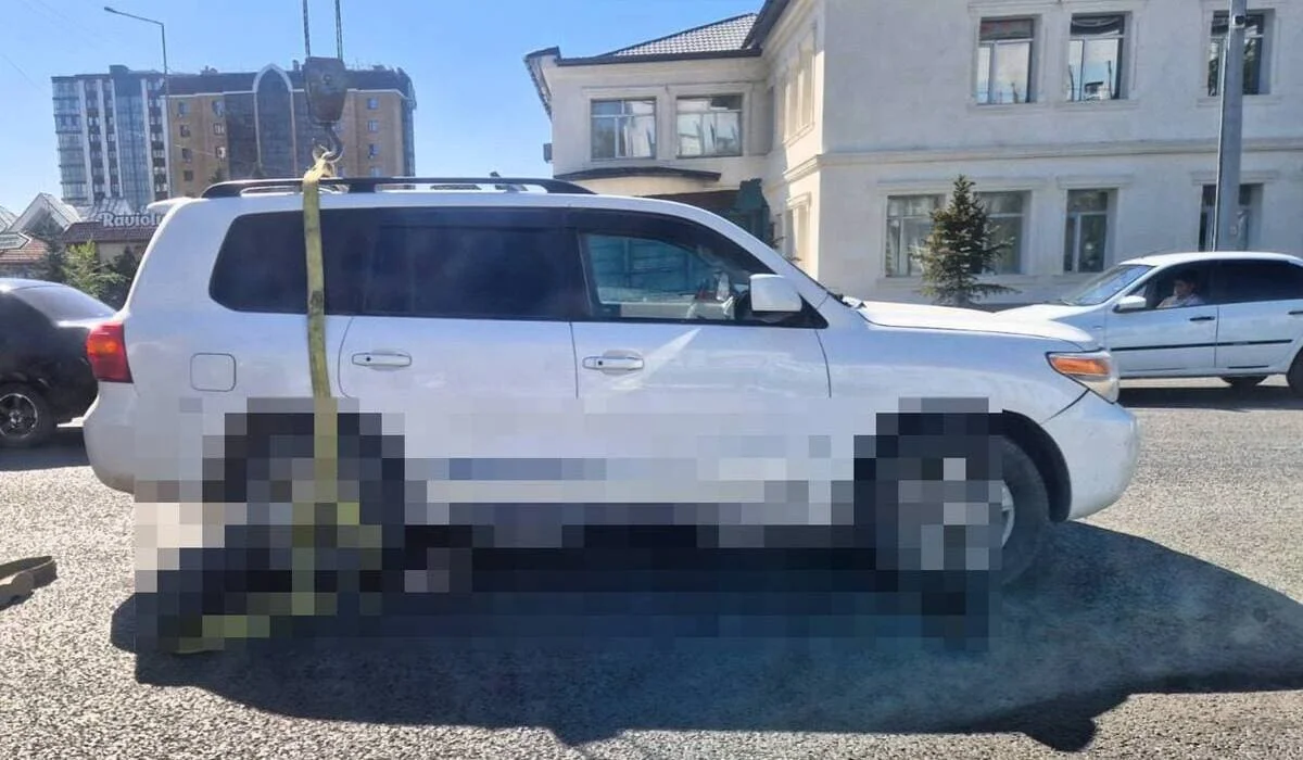 Семейде Toyota Land Cruiser мінген жүргізуші зейнеткер әжейді қағып кетті