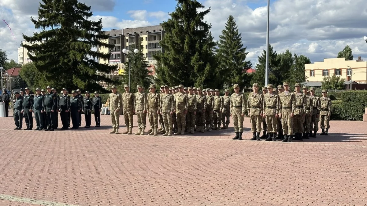 «Отан қорғау – қастерлі борыш»: Оралда ондаған жас әскерге аттанды