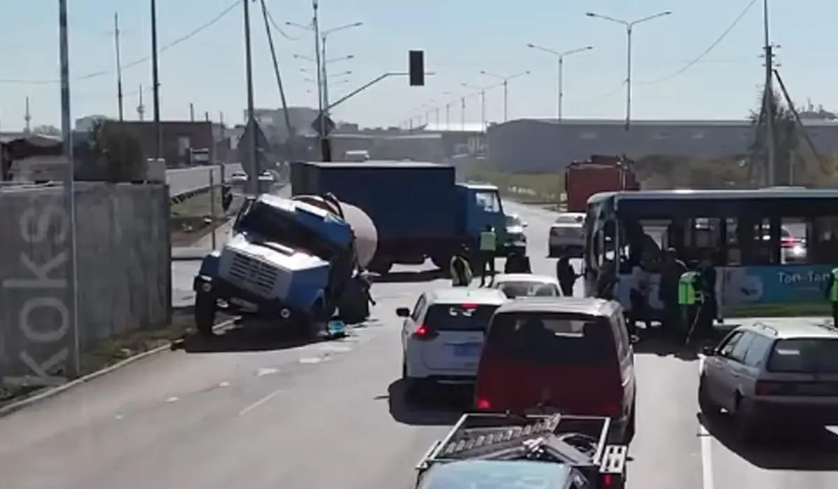 Көкшетауда автобус пен жүк көлігі соқтығысты: бірнеше адам жараланған (ВИДЕО)