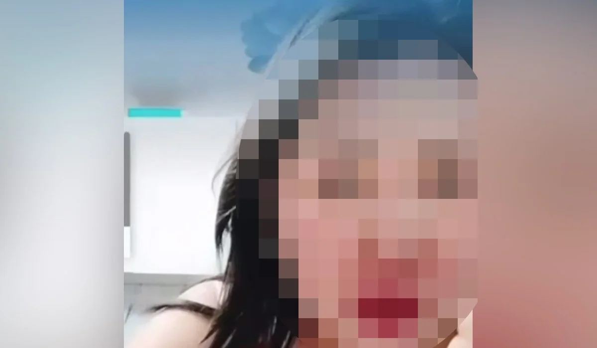 Талдықорғанда 40-тан асқан әйел іш киіммен тікелей эфирге шығып, боғауыз сөздер айтқан (ВИДЕО)