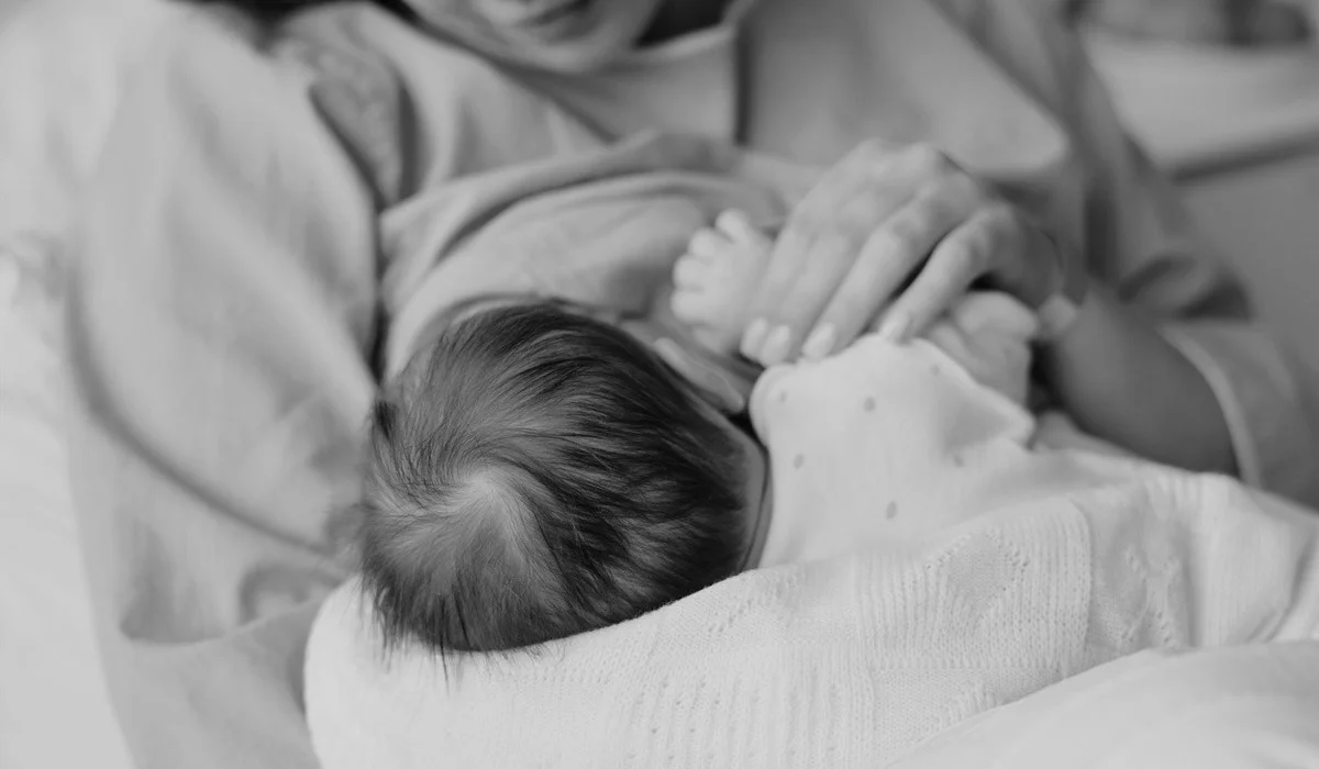 «Емізіп отырып ұйықтап кеткен»: Ақкөлде әйел адам мас күйде сәбиін тұншықтырып өлтіріп алды