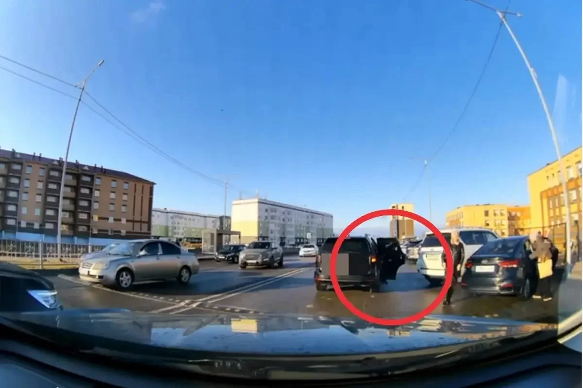 Көкшетауда мектеп маңында жүріп бара жатқан көліктен бала құлап кетті (ВИДЕО)