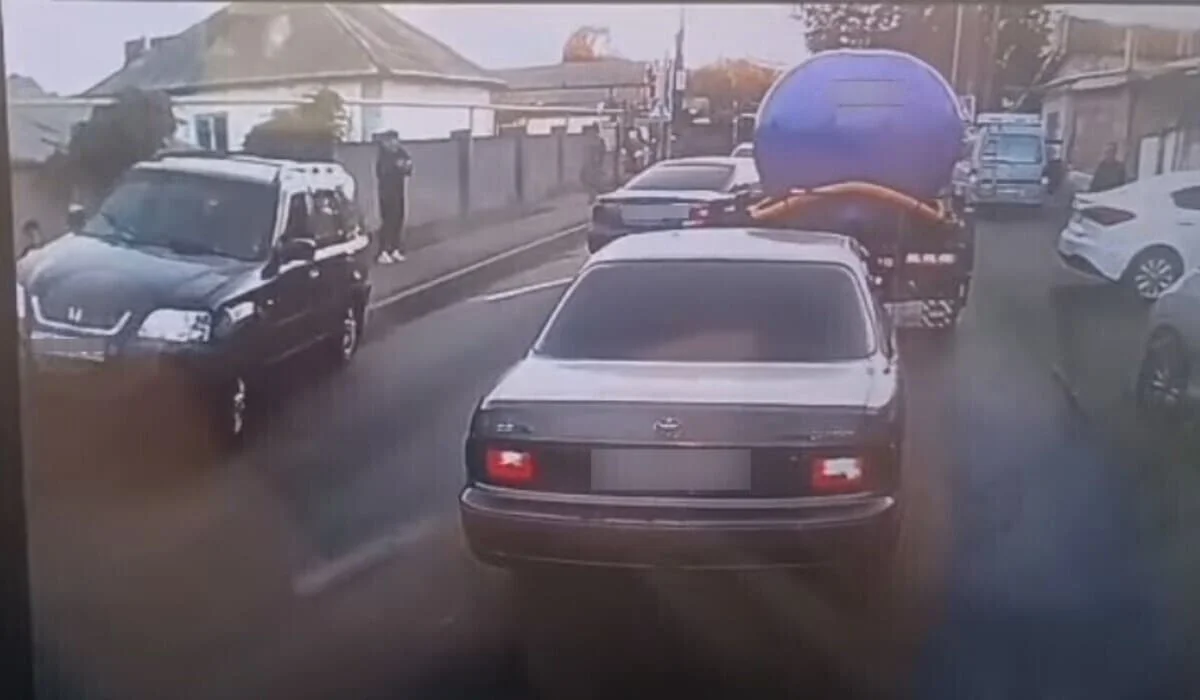 Алматыда жүргізуші бірнеше көлікті соғып, тротуардағы екі бозбаланы қағып кетті (ВИДЕО)