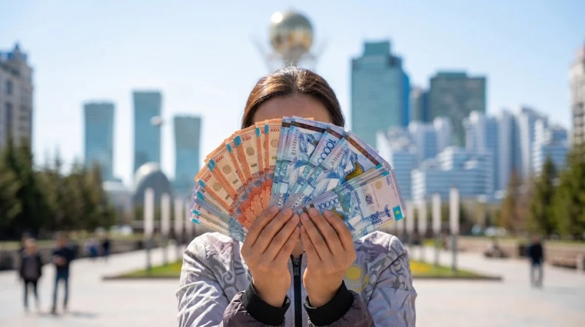 «Былтыр 17 мың теңге еді»: Астана әкімдігі Республика күніне орай арнаулы жәрдемақы төлейтіні рас па