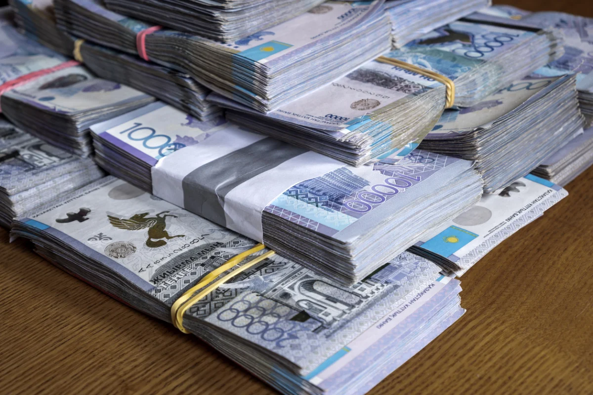 Түркістан тұрғыны үй жөндеп жүріп, шатырдан 5 миллион теңге тауып алды
