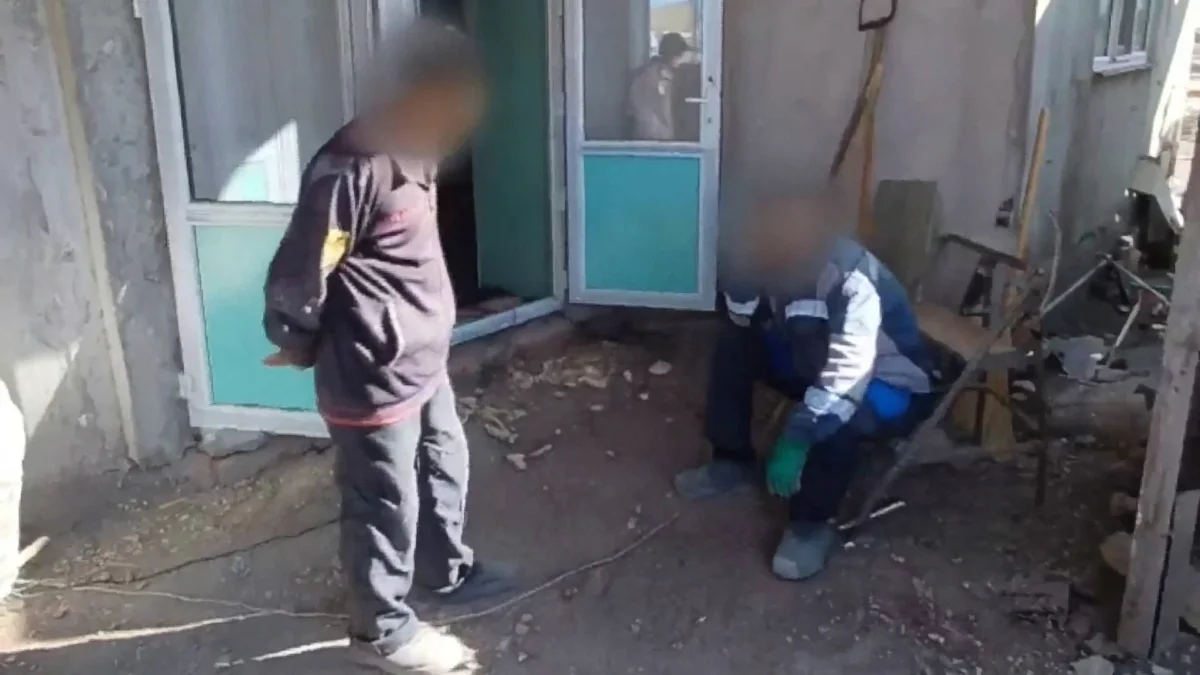«Құлдықта ұстаған ба»? Қарағанды облысында үш өзбек азаматын заңсыз жұмысқа тартқан зейнеткер қамалды (ВИДЕО)