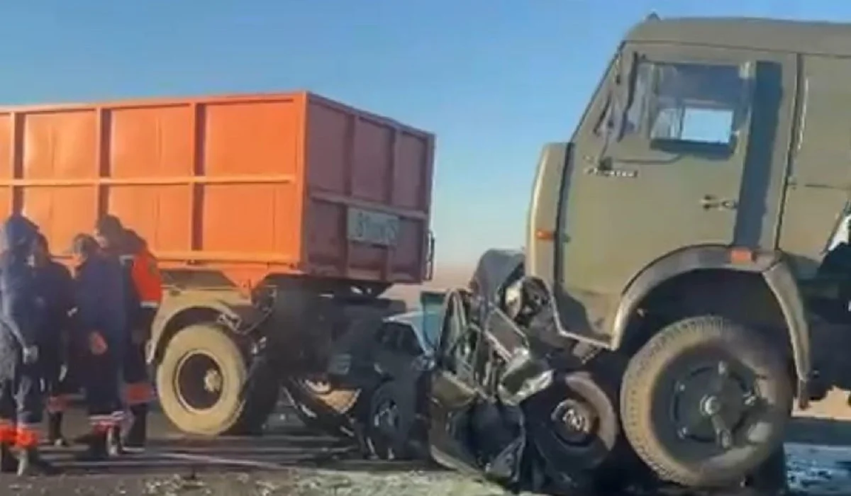 Екі жүк көлігінің ортасында қалған: СҚО-да балабақша директоры мен екі тәрбиеші қаза тапты (ВИДЕО)