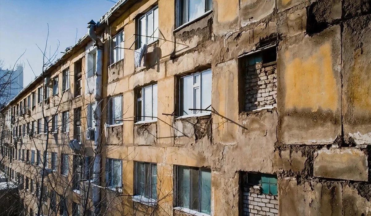 Қазақстанда 15 мыңнан астам отбасы апатты үйде қалуы мүмкін: депутат реновациялауға қатысты мәселе көтерді