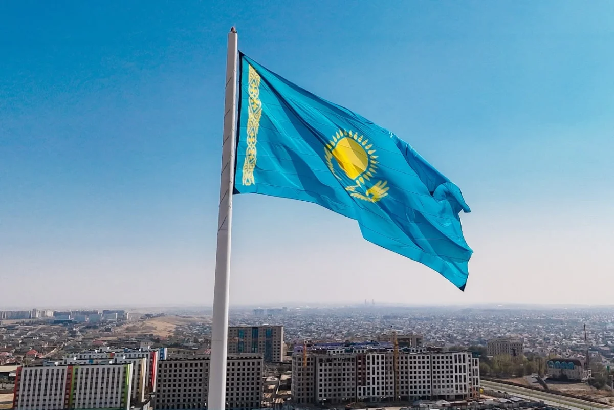 Республика күні: Шымкентте 100 метрлік ту тұғырына Мемлекеттік ту көтерілді