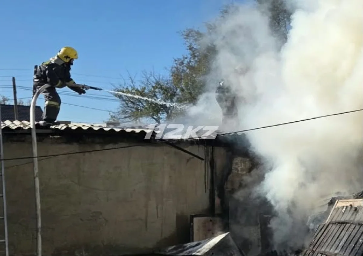 Жамбыл облысында жер үй өртенді: өрт сөндірушілер жарылыстың алдын алды