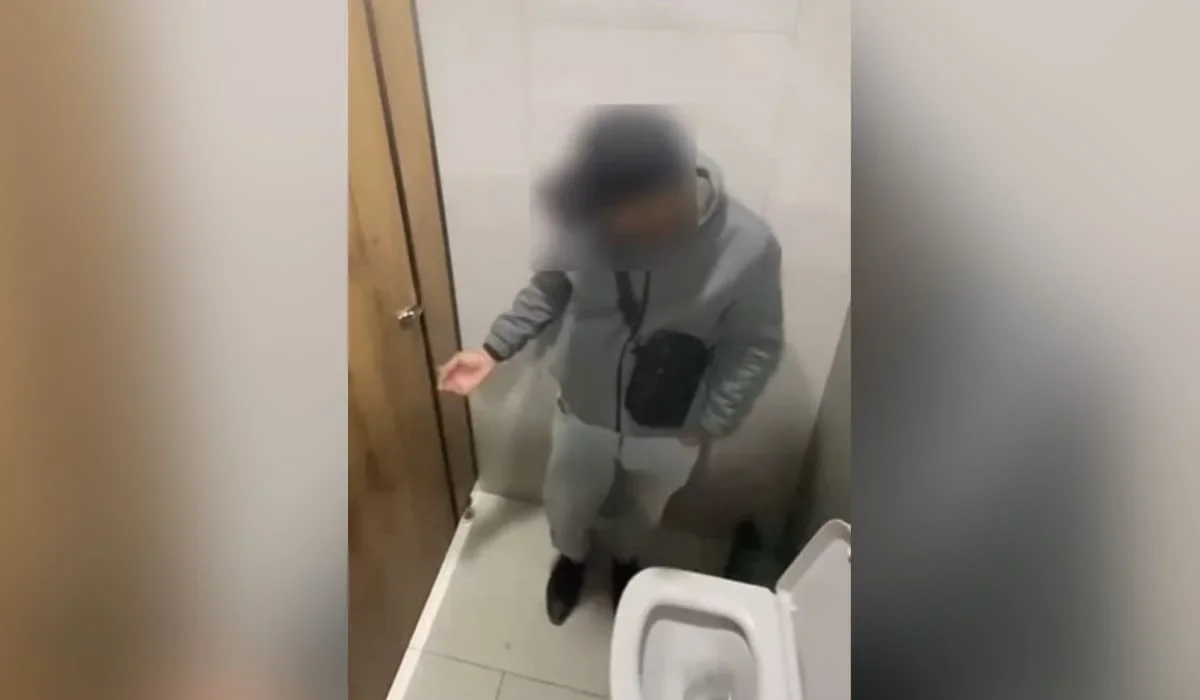 Әйел адамдардың дәретханасына кіріп алған: Атырауда жас жігіттің ісі сотқа кетті