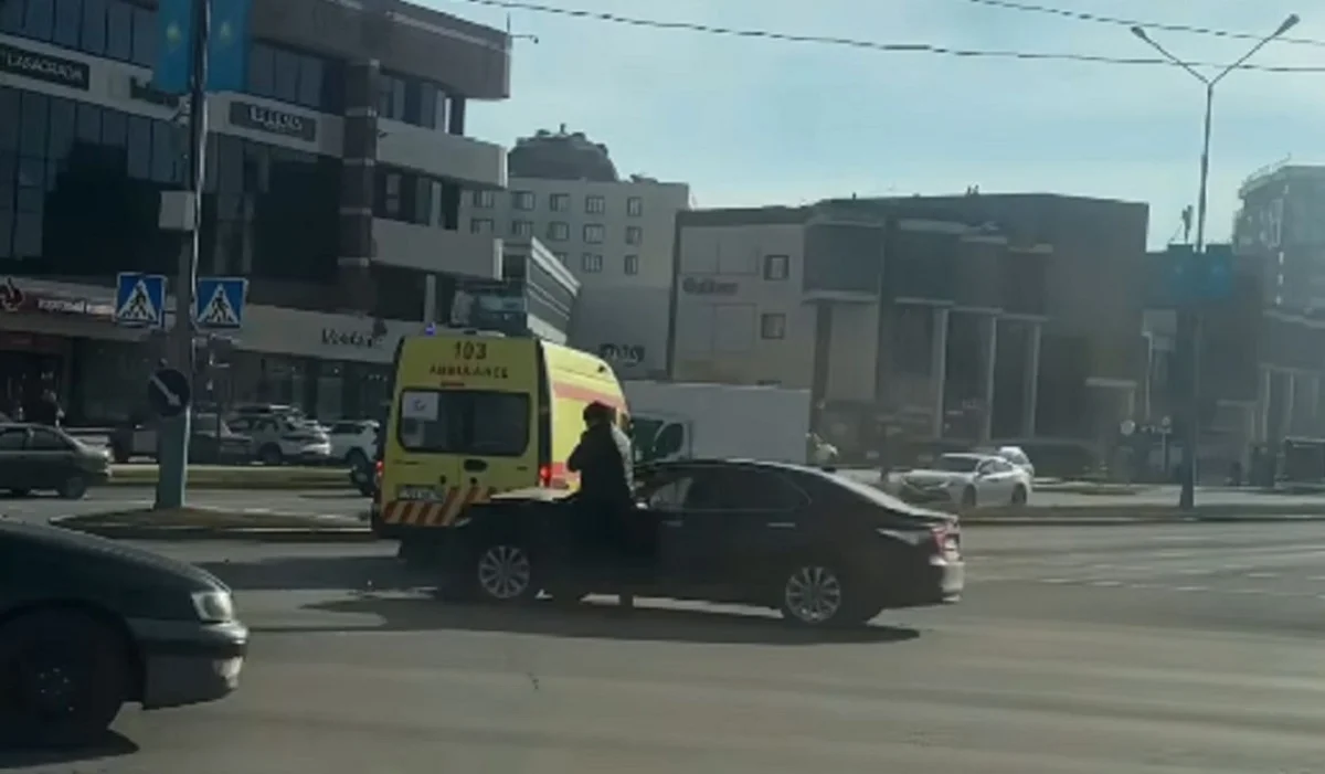 Өскеменде жеңіл көлік пен жедел жәрдем бетпе-бет соқтығысып қалды (ВИДЕО)