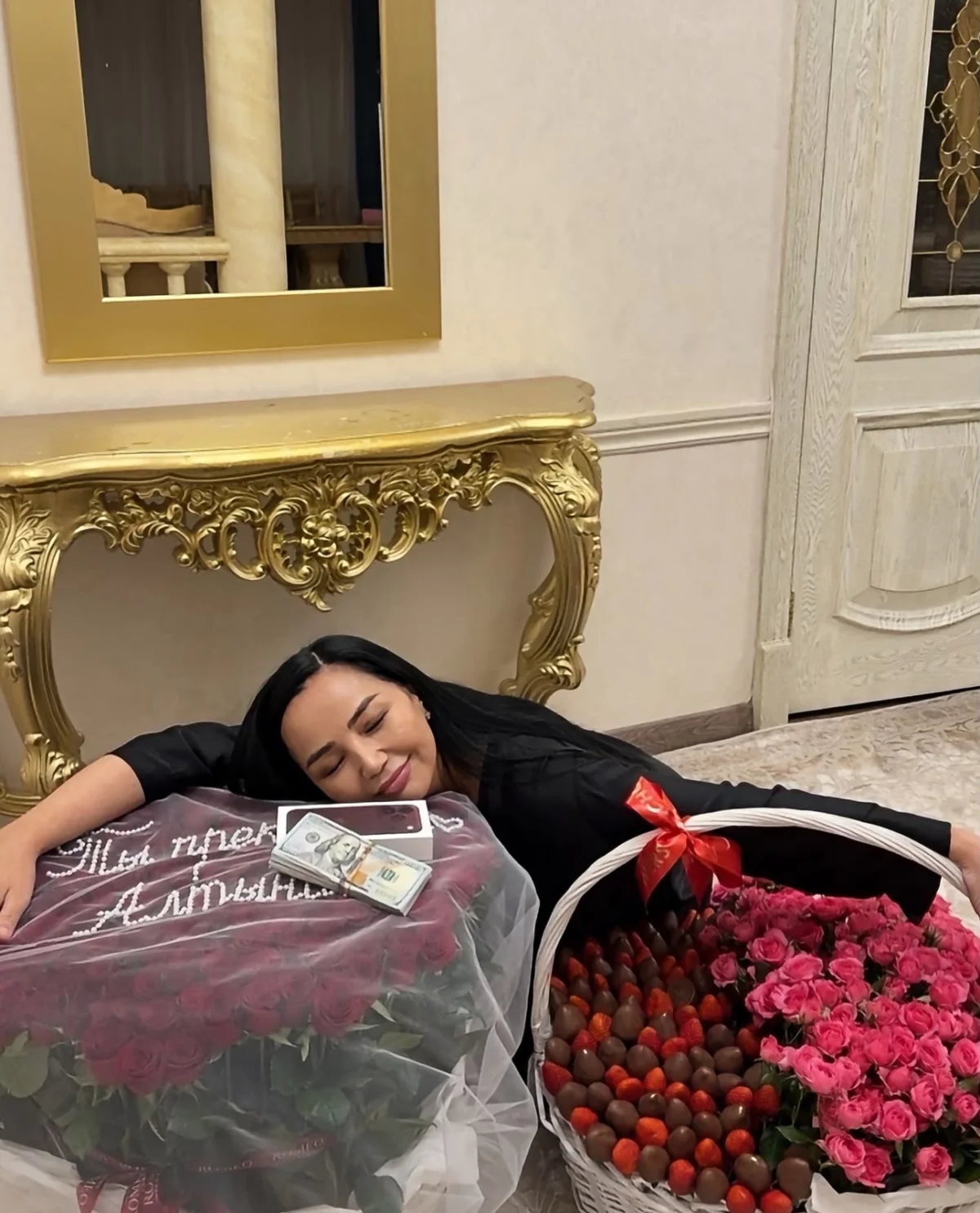 Гүл, iPhone, доллар: Алтынай Жорабаева туған күнінде алған сыйлықтарын көрсетті (ВИДЕО)