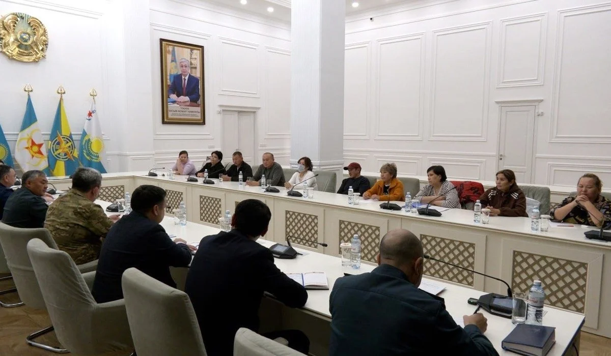 Қорғаныс министрі әр жылдары әскерде қаза тапқан сарбаздардың әке-шешесін кабинетіне жинады