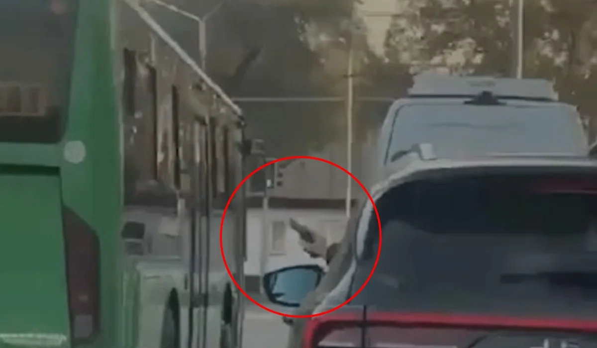 Алматыда көлігінің терезесінен тапанша шығарып, автобусқа қаратқан адам елді шошытты (ВИДЕО)