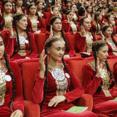 Түрікменстанда мемлекеттік қызметтегі әйелдердің боянып жүруіне тыйым салынды
