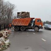 Алматыда мереке кезінде гүл сатқан саудагерлер көшені қоқысқа толтырған