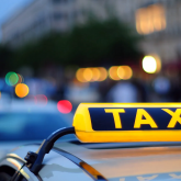 Алматыда такси жүргізушісі шетелдіктен жолақыға 200 мың теңге алған