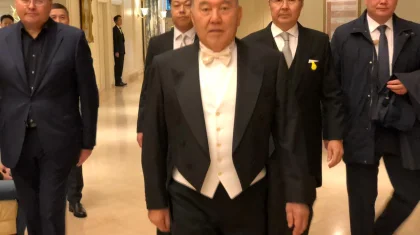 Нұрсұлтан Назарбаев жапон императорын таққа отырғызу рәсіміне фрак киіп келді (ФОТО)