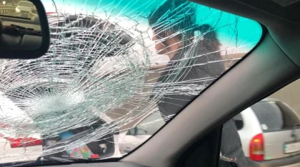 Алматыда жас келіншек жолда тұрған көліктің айнасын теуіп сындырып, терезесін шақты