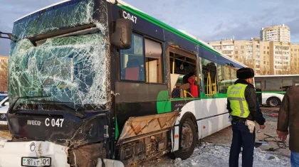 Нұр-Сұлтанда автобус пен трактор соқтығысты: алты адам зардап шекті