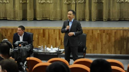 «Мен сиқыршы емеспін»: Алматы әкімінің аудан тұрғындарымен кездесуде айтқаны