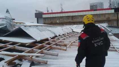 Шымкентте қатты желден жарық сөніп, бірнеше үйдің шатыры қирады