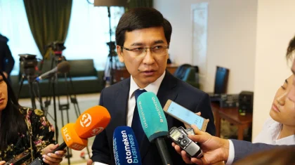 Сұрақтан қашқан министр журналистерді Жаңа жылмен құттықтады
