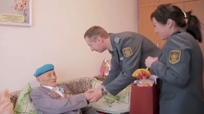 Алматыда сарбаздар ғасыр жасаған соғыс ардагерлерін  құттықтады