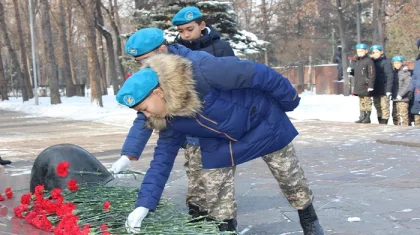 Алматылық оқушылар Қара майорды еске алып, ескерткішіне тағзым етті