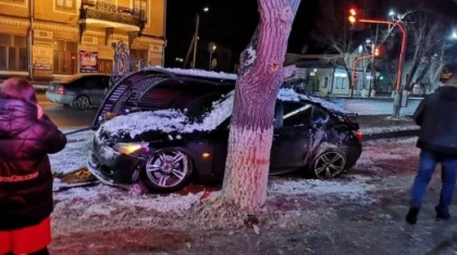 Оралда жеңіл автокөлік аялдаманы қиратты