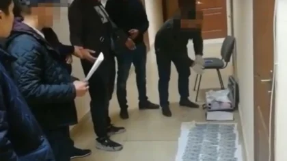 Сәтпаев қаласында парамен ұсталған шенеунік түрменің орнына айыппұлмен құтылды