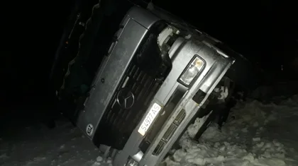Ақтөбе облысында ауыр жүк көлігі аударылып қалды