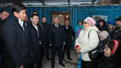 Бауыржан Байбек Шымкентте жарығы жиі сөніп қалатын шағынаудан тұрғындарымен кездесті