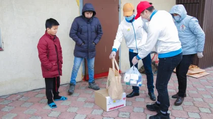 «Nur Otan» партиясы тұрғындарға медициналық маска мен антисептикалық құралдар тарата бастады