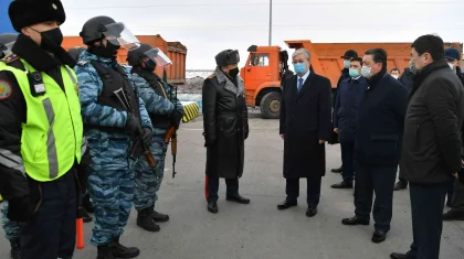 «Бәріне дайын болу керек». Тоқаев елордадағы бақылау-өткізу бекетіне барды