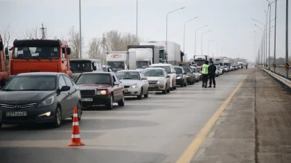 Алматыда жүргізушілерді айналма жол арқылы өткізуге уәде берген адамдар ұсталды
