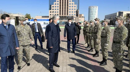 «Көбі нақты іске келгенде бұғып қалады». Тоқаев әскери жиынға шақырылғандармен кездесті