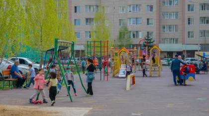 Нұр-Сұлтанда балалар мен ата-аналар жаппай аулада серуендеп жүр