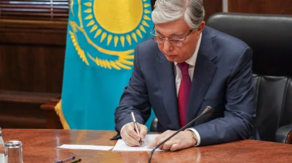 Жәрдемақы тағы 385 мың теңгеге дейін өседі – Президент заңға қол қойды