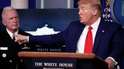 «Оны менен емес, Қытайдан сұраңыз»: Трамп журналиске ренжіп, брифингті тоқтатып тастады