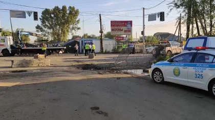 Алматыда блок-бекеттегі көлік апатынан жарақат алған үшінші полицей ауыр халде жатыр (ФОТО)