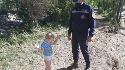 Көкшетауда құтқарушылар қараусыз қалған 3 жастағы баланы тауып алды