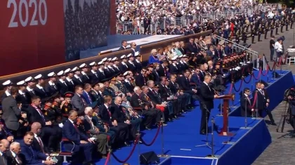 Маскасыз шеру: Тоқаев Мәскеудегі Жеңіс парадына қатысып жатыр