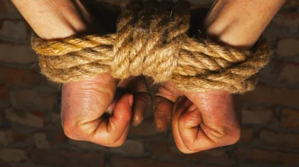 Павлодар облысында мас адам байланыс операторына хабарласып, өзінің жертөледе байлаулы жатқанын айтқан