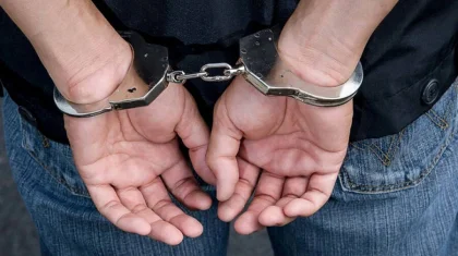 Ақтауда тұрғындар педофилді ұстап, полицияға тапсырды
