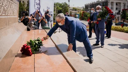 Мемлекеттік хатшы елордадағы Абай ескерткішіне гүл шоқтарын қойды